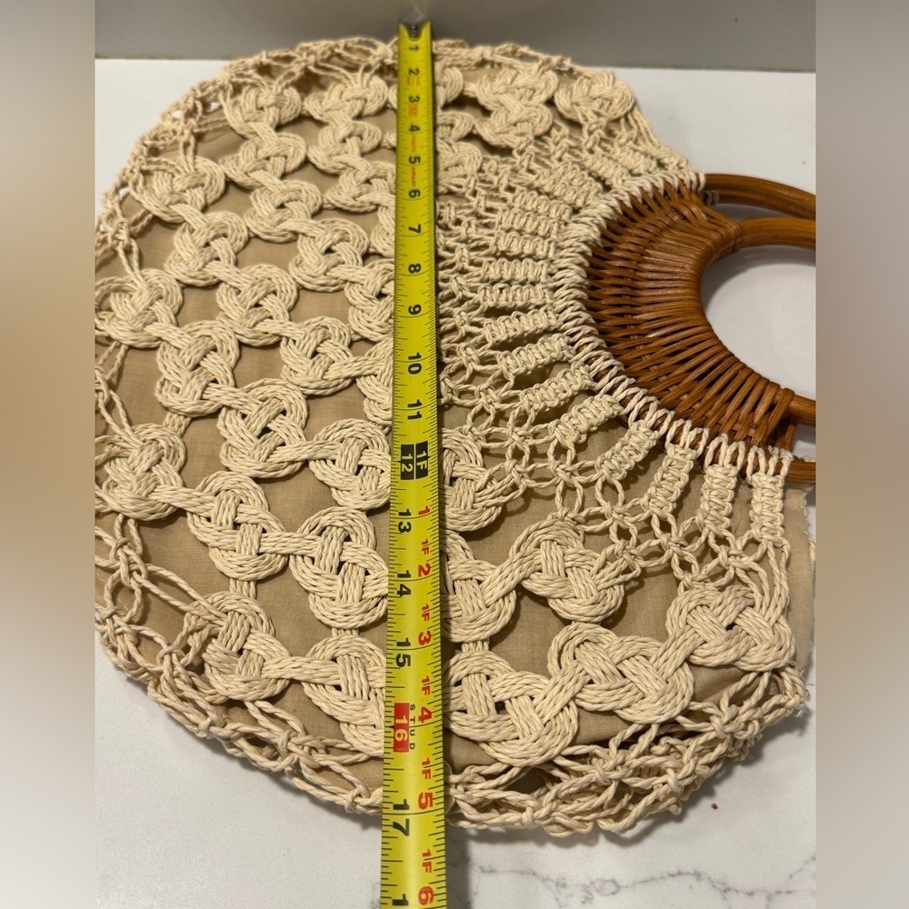 Elegant Cream Woven Handbag - Picture 8 of 8